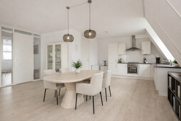 Moderne eetkamer met open keuken (2).png